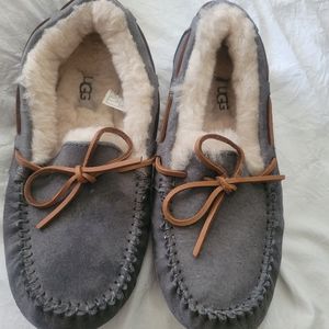 UGG Dakota Slippers in Pewter || size 6